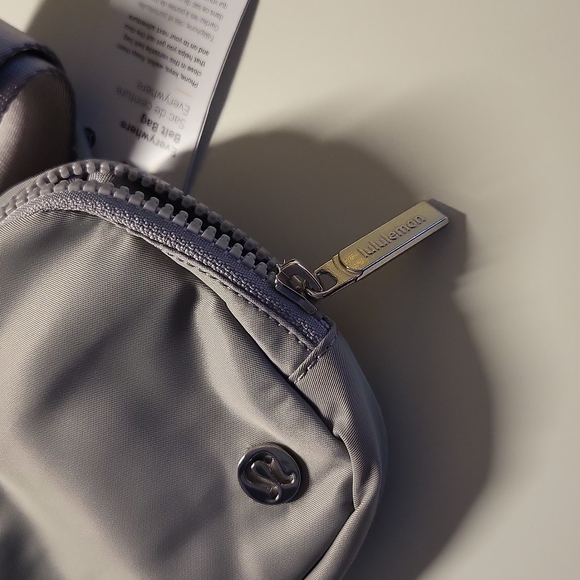NWT Lululemon Everywhere Belt Bag EBB in Silver Drop (Brand new!) - Picture 6 of 8